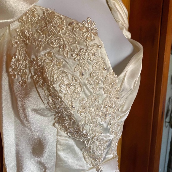 Vintage Wedding Dress - Picture 2 of 16